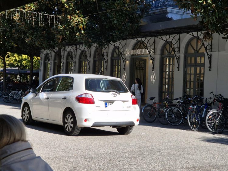 Αυτό θα πει άνεση!!! Οδηγός διέσχισε τον πεζόδρομο της Ασκληπιού σαν να μη συμβαίνει τίποτα!!! Με το στόμα ανοιχτό έμεινα περαστικοί και θαμώνες