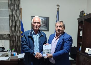 Ο Γεώργιος Κουρεμένος δώρισε το βιβλίο του στον Δήμαρχο Πύλης Κώστα Μαράβα