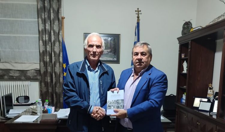 Ο Γεώργιος Κουρεμένος δώρισε το βιβλίο του στον Δήμαρχο Πύλης Κώστα Μαράβα