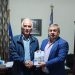 Ο Γεώργιος Κουρεμένος δώρισε το βιβλίο του στον Δήμαρχο Πύλης Κώστα Μαράβα