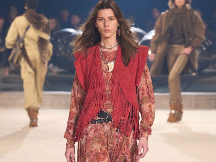 Το bohemian γιλέκο είναι το item που θα συνδυάσεις με τις χειμερινές φούστες και τα φορέματα