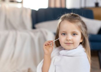 Καθαρισμός αυτιών: 10 tips για να μάθει το παιδί να τα καθαρίζει μόνο του