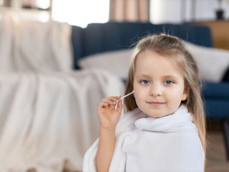 Καθαρισμός αυτιών: 10 tips για να μάθει το παιδί να τα καθαρίζει μόνο του
