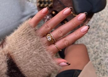 To twist στην κλασική λευκή γραμμή του γαλλικού manicure με 8 εναλλακτικά χρώματα