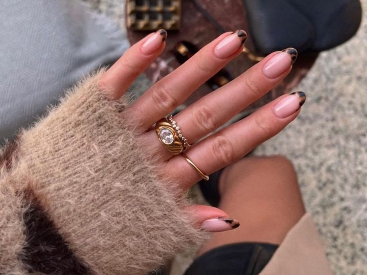 To twist στην κλασική λευκή γραμμή του γαλλικού manicure με 8 εναλλακτικά χρώματα
