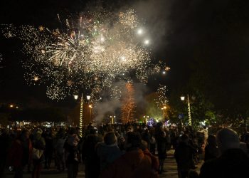 Καλές γιορτές από τα Τρίκαλα! Φωταγωγήθηκε το υψηλότερο χριστουγεννιάτικο φυσικό δέντρο της χώρας