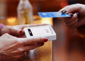 Κάρτες πληρωμών: Σε επίπεδο ρεκόρ ο αριθμός τους στην Ελλάδα