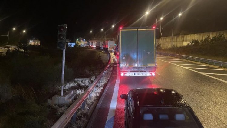 Ανατροπή νταλίκας λόγω ισχυρών ανέμων