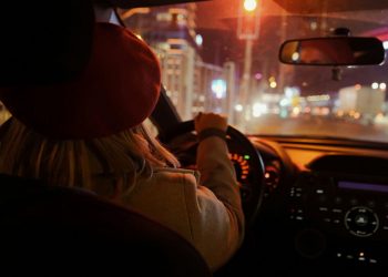 Τεχνητή νοημοσύνη: Μειώνει τα ατυχήματα στους δρόμους, αλλά και… τα ασφάλιστρα των αυτοκινήτων