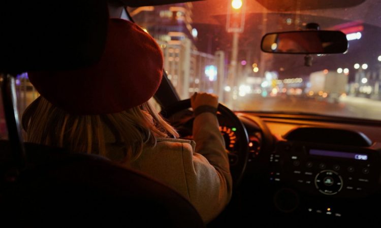 Τεχνητή νοημοσύνη: Μειώνει τα ατυχήματα στους δρόμους, αλλά και… τα ασφάλιστρα των αυτοκινήτων