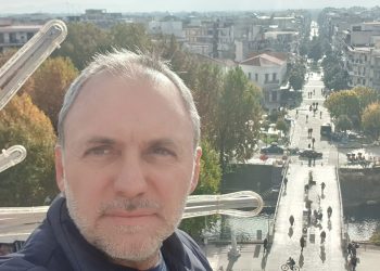 Ο Τρικαλινός που τοποθετεί το αστέρι στην κορυφή του ψηλότερου χριστουγεννιάτικου δέντρου