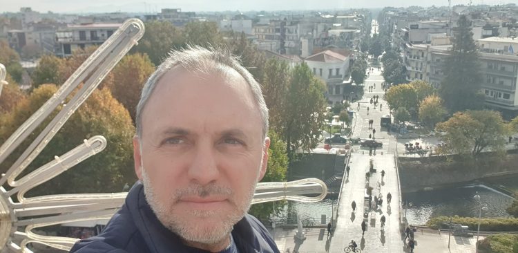 Ο Τρικαλινός που τοποθετεί το αστέρι στην κορυφή του ψηλότερου χριστουγεννιάτικου δέντρου
