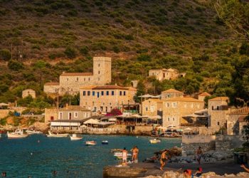 Το πέτρινο χωριό της Ελλάδας που απαγορεύει τα καταστήματα μοιάζει σαν να το.. γέννησε η θάλασσα