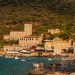 Το πέτρινο χωριό της Ελλάδας που απαγορεύει τα καταστήματα μοιάζει σαν να το.. γέννησε η θάλασσα