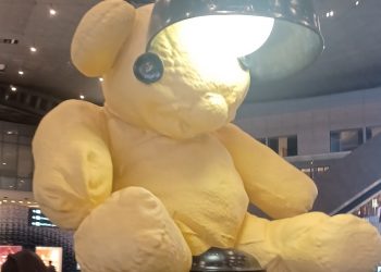Yellow Lamp Bear: Το αγαπημένο αρκουδάκι που κάνει ένα ολόκληρο αεροδρόμιο να λάμπει!!! – Δείτε που βρίσκεται