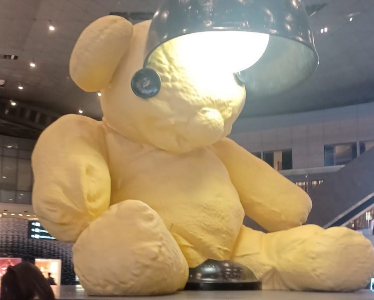 Yellow Lamp Bear: Το αγαπημένο αρκουδάκι που κάνει ένα ολόκληρο αεροδρόμιο να λάμπει!!! – Δείτε που βρίσκεται