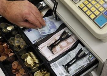 Ο ανήλικος απασχολούσε τον ιδιοκτήτη μαρκετ και ο ενήλικος αφαίρεσε 160 ευρώ από το ταμείο