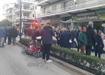 Αναστάτωση από τροχαίο κοντά στο Επιμελητήριο Τρικάλων | Τραυματίστηκε 50χρονη οδηγός δικύκλου