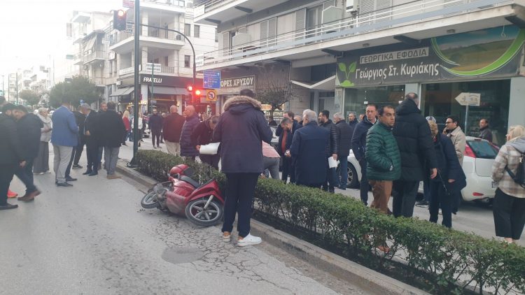 Αναστάτωση από τροχαίο κοντά στο Επιμελητήριο Τρικάλων | Τραυματίστηκε 50χρονη οδηγός δικύκλου