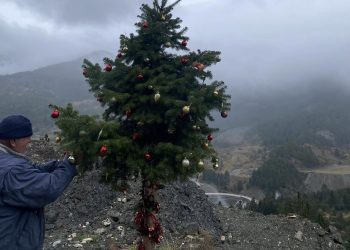 Ένα χριστουγεννιάτικο θαύμα στο Ανήλιο Μετσόβου: Το δέντρο που στολίζει κάθε χρόνο στο βουνό ζευγάρι κατοίκων έχει γίνει viral