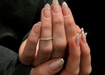 Xmas nails: 6 ιδέες για γιορτινά manicure που εκπέμπουν το απόλυτο festive vibe