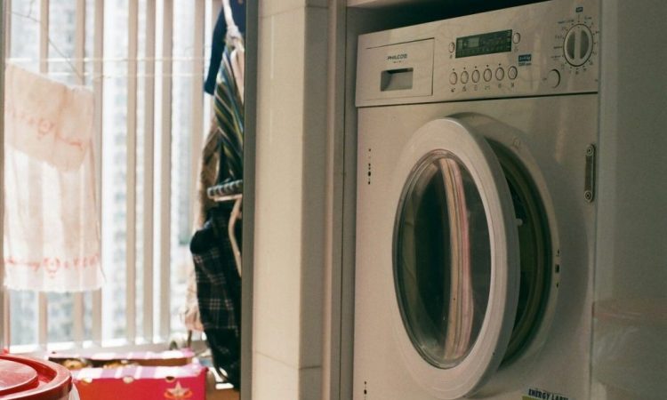 Ποιο σαπούνι είναι καλύτερο για το σωστό πλύσιμο των ρούχων: Υγρό ή σκόνη, τι λένε οι ειδικοί