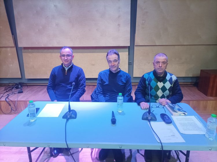 «Τρότζαν»: Ένα δυστοπικό ταξίδι στο μέλλον που φαντάζει ανησυχητικά οικείο | Παρουσιάστηκε στα Τρίκαλα το βιβλίο του Θανάση Χειμωνά
