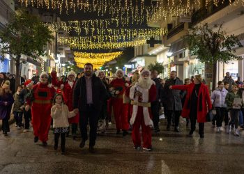 Φωταγωγήθηκε το Χριστουγεννιάτικο Δέντρο στην Καλαμπάκα: Η «Συμπρωτεύουσα των Χριστουγέννων» έλαμψε παρά τη βροχή