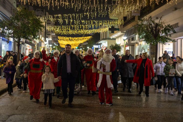 Φωταγωγήθηκε το Χριστουγεννιάτικο Δέντρο στην Καλαμπάκα: Η «Συμπρωτεύουσα των Χριστουγέννων» έλαμψε παρά τη βροχή