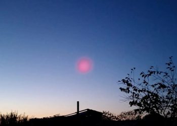 Πρωτοφανές φαινόμενο: Μυστηριώδης ροζ λάμψη εμφανίστηκε στον ουρανό της Κύπρου