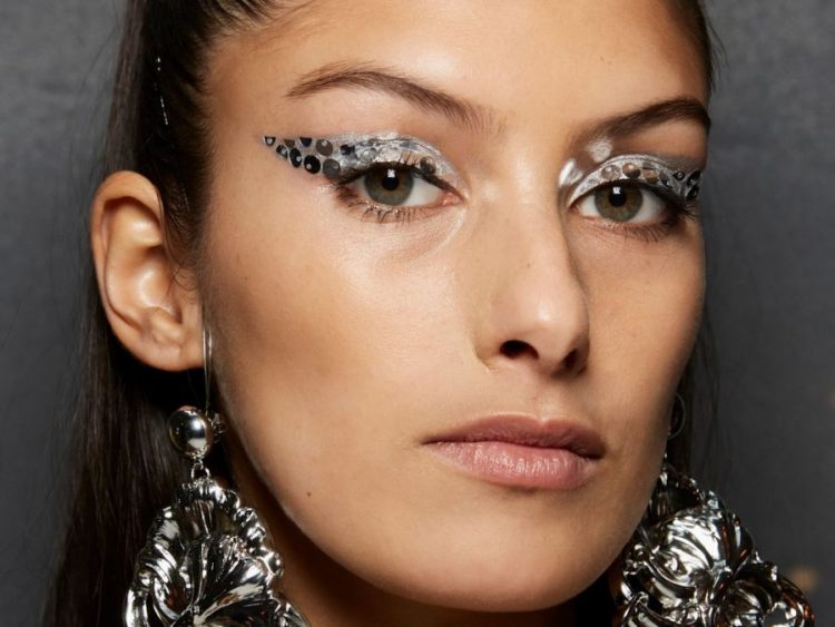Editor’s Choice: 8 beauty προϊόντα με στρας, χρώμα και glitter για να λάμψεις τις γιορτές