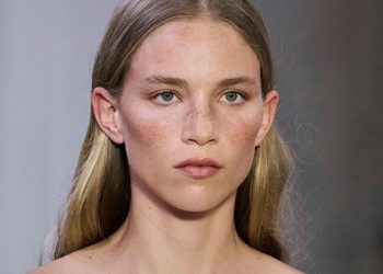 Jelly donut: To νέο hack με το ρουζ και το highlighter που χαρίζει φυσική λάμψη στα ζυγωματικά