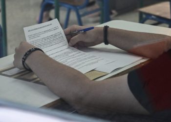 Πανελλήνιες 2025: Ομάδα επιστημόνων προτείνει εξετάσεις δύο φορές τον χρόνο