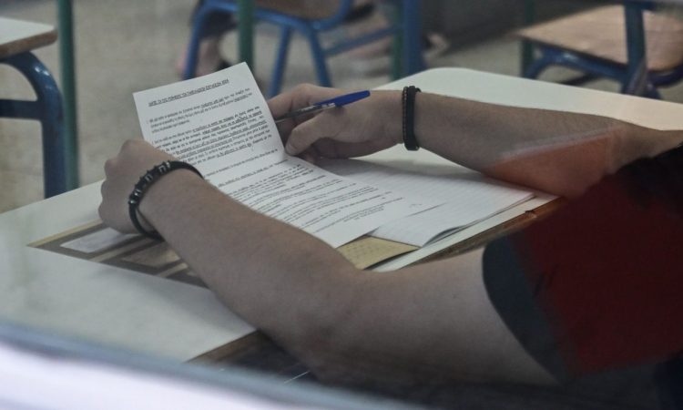 Πανελλήνιες 2025: Ομάδα επιστημόνων προτείνει εξετάσεις δύο φορές τον χρόνο