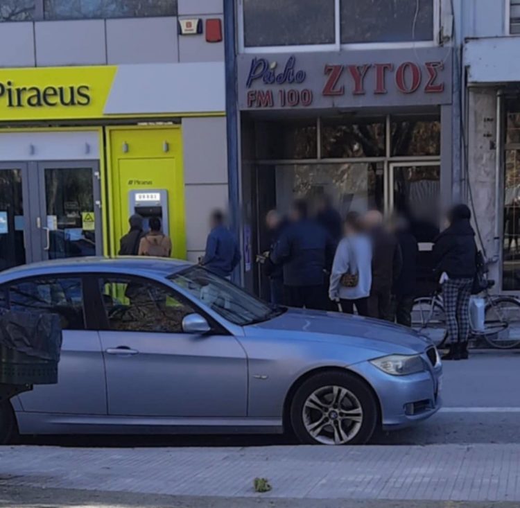 Ξέμειναν από χρήματα πολλά ΑΤΜ στα Τρίκαλα – Ουρές και ταλαιπωρία για τους πολίτες