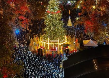 Χιλιάδες κόσμου, μαζί με τον Δήμαρχο Λαρισαίων, γιόρτασαν τη φωταγώγηση του χριστουγεννιάτικου δέντρου
