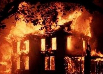 Έκκληση του Εφημέριου της Φαρκαδόνας π. Αθανάσιου Κούτσια για βοήθεια στον Τρικαλινό που κάηκε το σπίτι του στο Ζάρκο