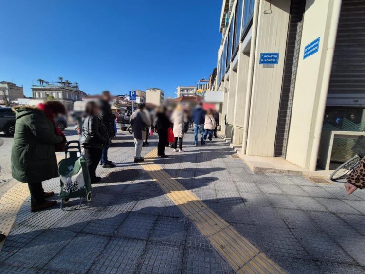 Ουρές στα ΑΤΜ των Τραπεζών για την αποπληρωμή των τελευταίων εκκρεμοτήτων του χρόνου που φεύγει