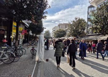 Γιορτινή η ατμόσφαιρα στο κέντρο της πόλης των Τρικάλων