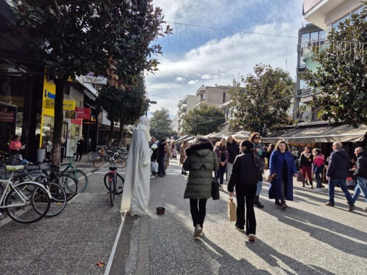 Γιορτινή η ατμόσφαιρα στο κέντρο της πόλης των Τρικάλων