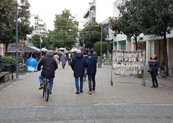 Γιορτινή η ατμόσφαιρα στο κέντρο της πόλης των Τρικάλων