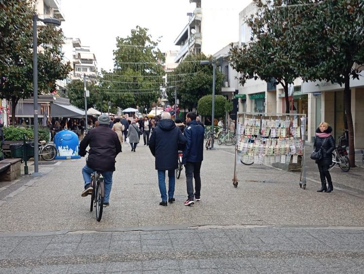 Γιορτινή η ατμόσφαιρα στο κέντρο της πόλης των Τρικάλων