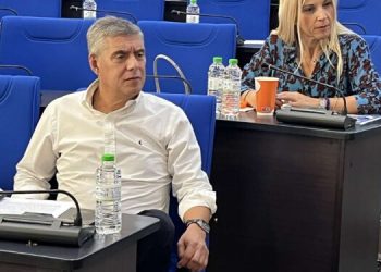 Κλείδωσαν τον Αγοραστό στην Περιφέρεια για να γλιτώσει από την επίθεση των συγγενών θυμάτων Τεμπών – Φυγαδεύτηκε από την Αστυνομία!