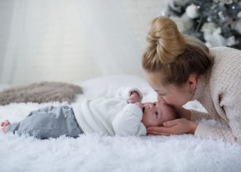 Μελέτη: Οι μητέρες ενισχύουν την «ορμόνη της αγάπης» των μωρών μιλώντας τους με τρυφερά λόγια