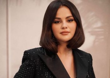 Το μπορντό manicure της Selena Gomez είναι το «νέο μαύρο» και ταιριάζει σε όλες