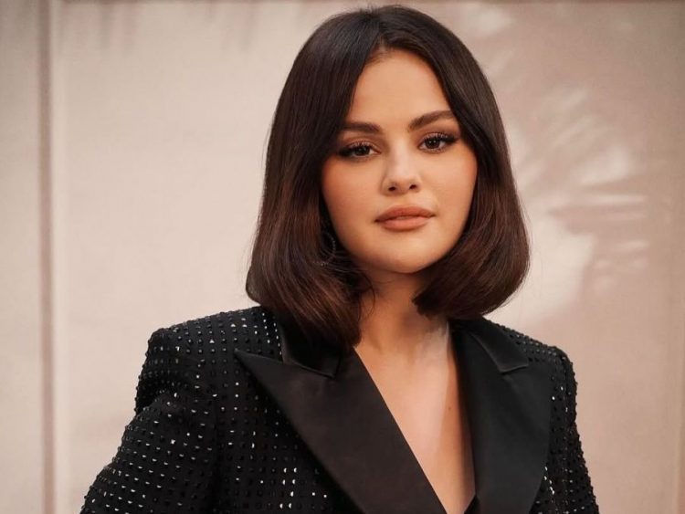 Το μπορντό manicure της Selena Gomez είναι το «νέο μαύρο» και ταιριάζει σε όλες