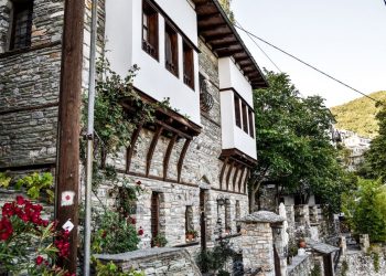 Μακρινίτσα: Βόλτα στο «μπαλκόνι του Πηλίου» – Η άπλετη θέα, τα πλακόστρωτα στενά και ψηλά πλατάνια