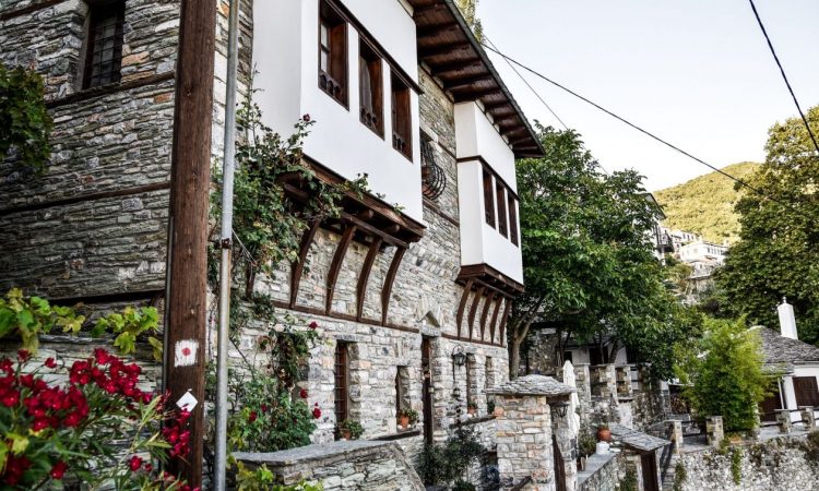 Μακρινίτσα: Βόλτα στο «μπαλκόνι του Πηλίου» – Η άπλετη θέα, τα πλακόστρωτα στενά και ψηλά πλατάνια