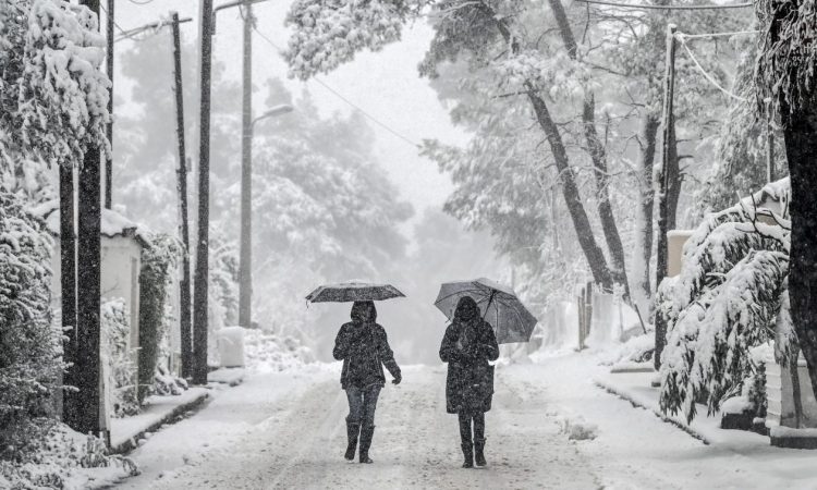 Καιρός: Φτάνει η βαρυχειμωνιά -Βροχές και χιόνια, θα «ασπρίσει» και η Πάρνηθα τις επόμενες ημέρες