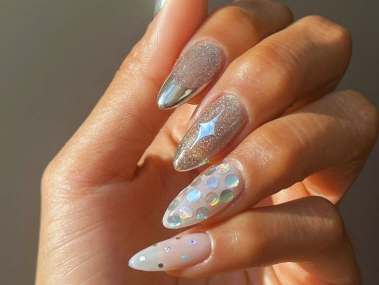 Xmas nails: 8 γιορτινά nail arts για τα Χριστούγεννα από glitter μέχρι minimal σχέδια